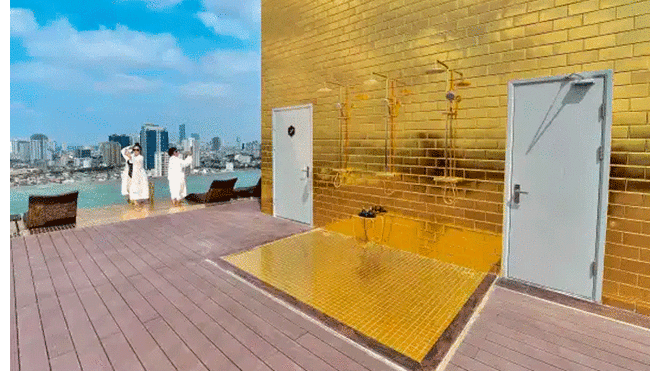 La gran piscina y sus duchas están revestidas de oro. Foto: AFP.