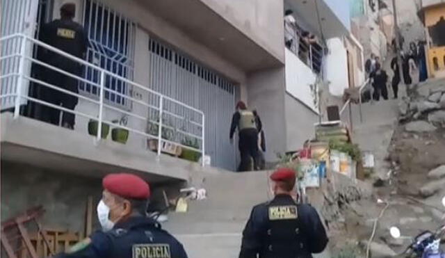 Los agentes tuvieron que ingresar al domicilio trepando el cerro de la parte posterior. Foto: Captura de América