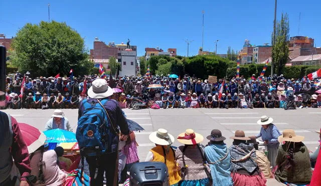 Población del distrito de Pilcuyo reunida en la plaza de la ciudad de Ilave. Foto: Liubomir Fernández/URPI-LR