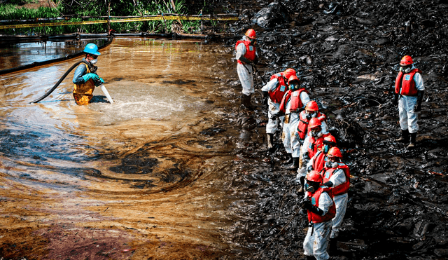 Contaminación por derrame de petróleo en Perú y Ecuador.
Foto: composición LR/EFE/Gobierno Autónomo Municipal de Shushufindi