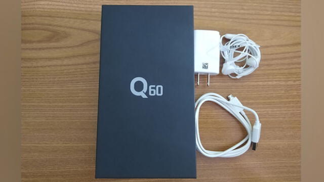 LG Q60 viene con cable de datos USB, adaptador y auriculares.