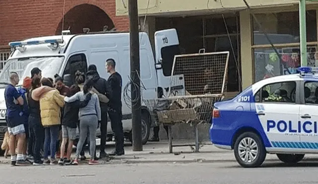 Los familiares de la joven fallecida en la puerta de su domicilio.