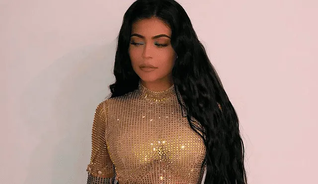Kylie Jenner anuncia enigmático proyecto en sensual bata [VIDEO]