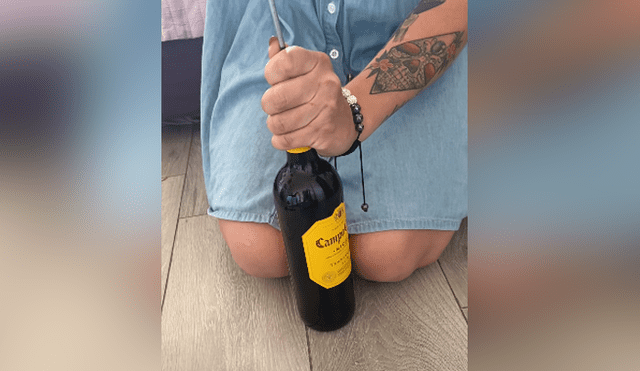 Una joven reveló un sorprendente truco para abrir una botella de vino sin sacacorchos. Foto: YouTube
