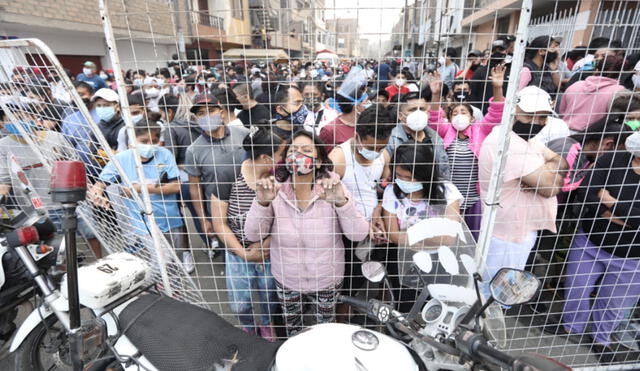 Comerciantes llegaron al mercado y se enfrentaron con la Policía para ingresar y recuperar parte de sus pertenencias. Foto: Jorge Cerdán / La República