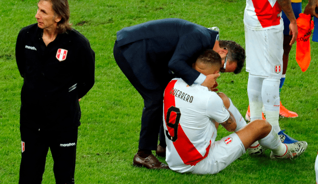 Copa América 2019: Paolo Guerrero es reanimado tras perder la final ante Brasil. Foto: EFE