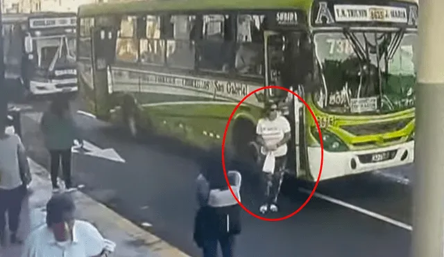 La agresora portaba una bolsa blanca llena de jeringas, según indicaron los pasajeros del bus donde ocurrió el ataque. Foto: captura de Latina