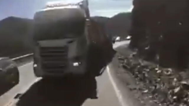 El motociclista español denunció al conductor del camión que irrumpió en su carril y casi lo mata. Foto: Captura