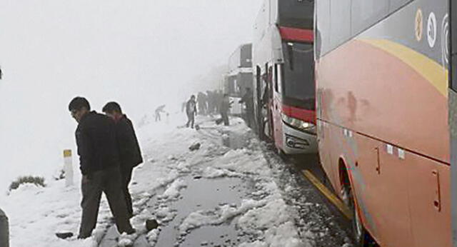 Buses con fieles estuvieron varados por intensa nevada 