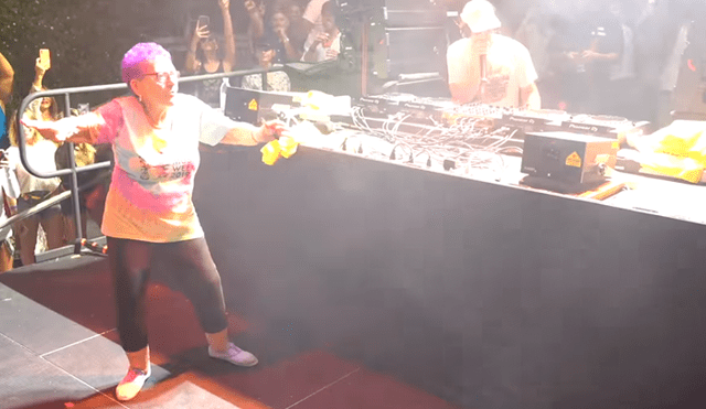 Facebook viral: anciana acude a concierto de música electrónica y sorprende con sus pasos de baile [VIDEO]