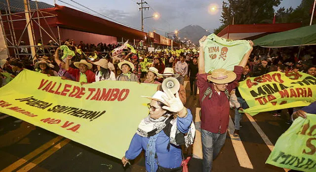 PROTESTANTES CONTRA LA MINERA TIA MARIA SE METEN AL CORSO DE LA AMISTAD 