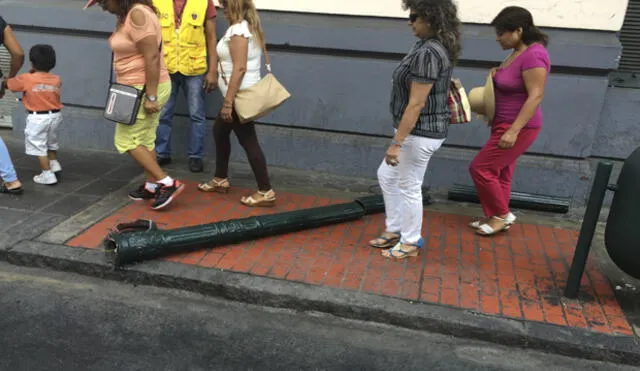 Cercado de Lima: vehículo de Mirabus derribó poste de alumbrado y tacho de basura