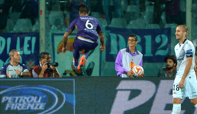 Loco Vargas: hinchas de la Fiorentina recuerdan gol del peruano en la Champions League