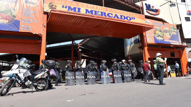 Municipio realiza operativo para cerrar mercado en Avelino Cáceres y termina dándole 20 días más [FOTOS Y VIDEO]
