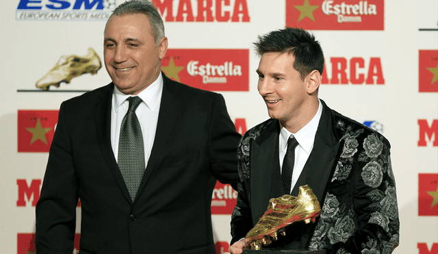 Hristo Stoichkov posa junto a Lionel Messi durante la premiación de la Bota de Oro del 2013. Foto: AFP.