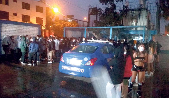 Multados. Al menos 200 jóvenes fueron detenidos ayer en el local Las Ninfas, en Comas. Foto: difusión