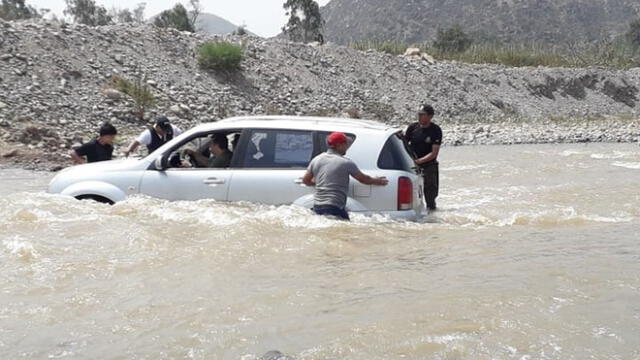 Intentó atravesar río Lurín con su camioneta y casi es arrastrado por la corriente [FOTOS Y VIDEO]