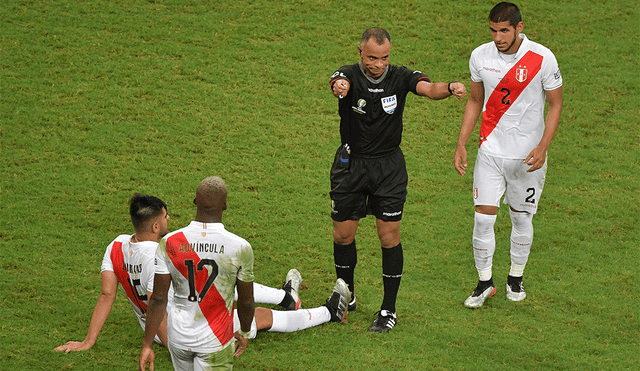 Carlos Zambrano reveló que encaja perfectamente con Luis Abram en la defensa de la selección peruana. | Foto: AFP