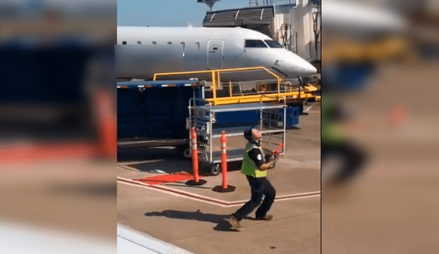 La interpretación del joven no pasó desapercibida por los pasajeros de la aerolínea, quienes no tardaron en grabarla para compartirla en Facebook