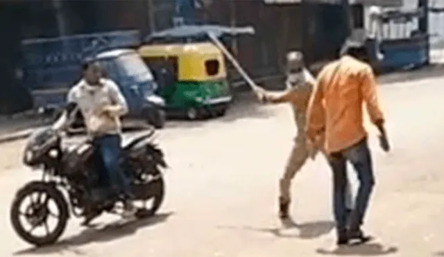 Policía castiga con palo a personas que violan la cuarentena en India y Pakistán [VIDEO] 