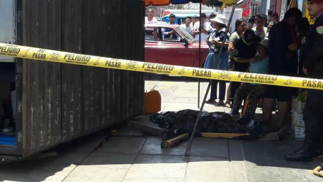 Ate: hombre muere tras impacto de camión que invadió vereda