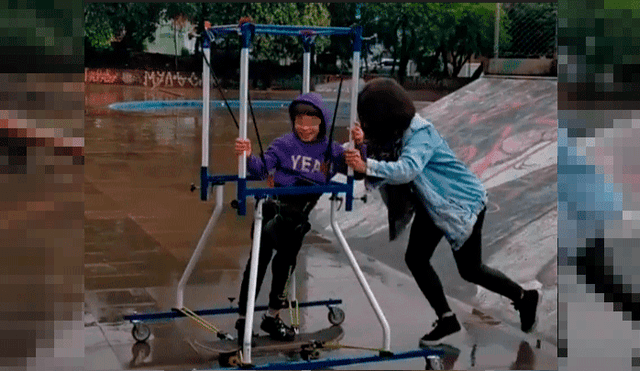 Madre de niño con parálisis cerebral logra que su hijo ande en patineta [VIDEO] 