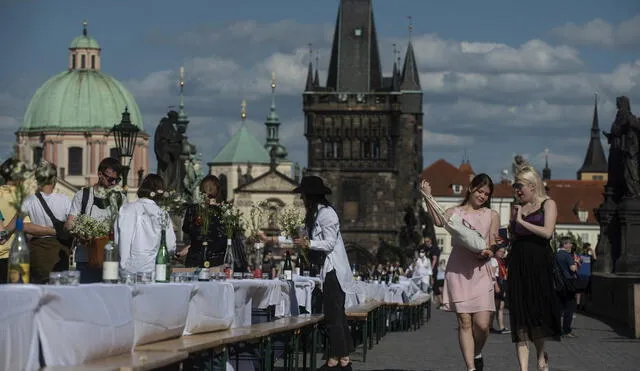 Los checos celebran "el fin de la crisis" del coronavirus con un banquete en un puente. Foto: AFP.