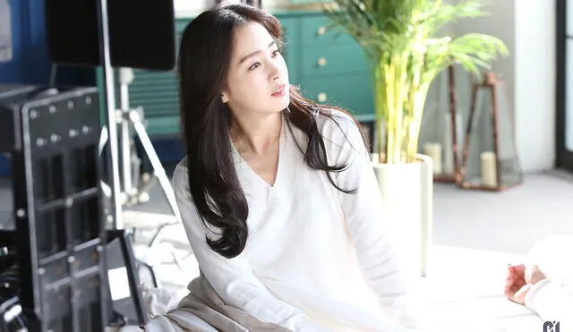 Kim Tae Hee durante las grabaciones para la campaña con la marca de colchone La Cloud.