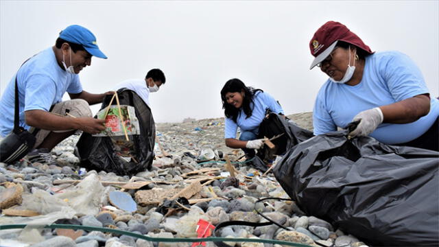 Convocan a voluntarios para recoger plástico de la playa Carpayo