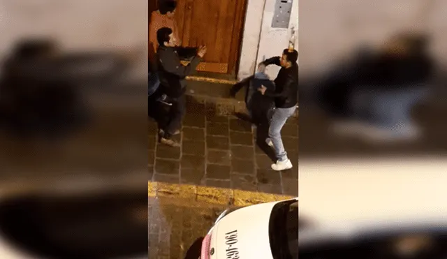 Video es viral en Facebook. El joven se puso a bailar totalmente ebrio en las calles de Arequipa, sin imaginar que una persona lo estaba grabando desde un segundo piso. Foto: Captura.