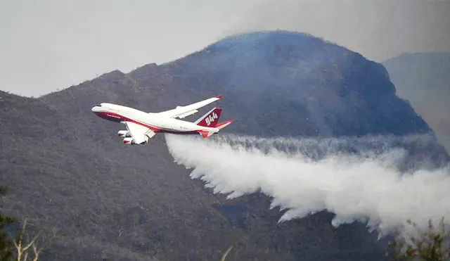 Avión SuperTanker apaga incendios en Bolivia