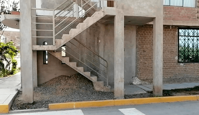Construyen escalera de tres pisos en medio de una vereda obstruyendo el paso de transeúntes [FOTOS] 