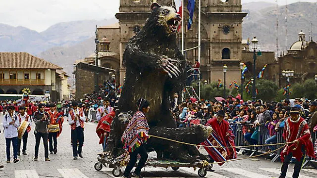 Con esculturas gigantes, universitarios rinden homenaje a Cusco en mes jubilar