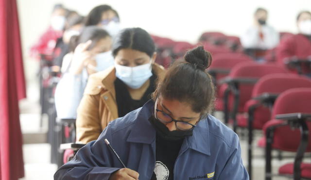 Más 8.000 postulantes rindieron el examen de admisión a la Universidad Nacional Mayor de San Marcos. Foto: Carlos Félix / La República.