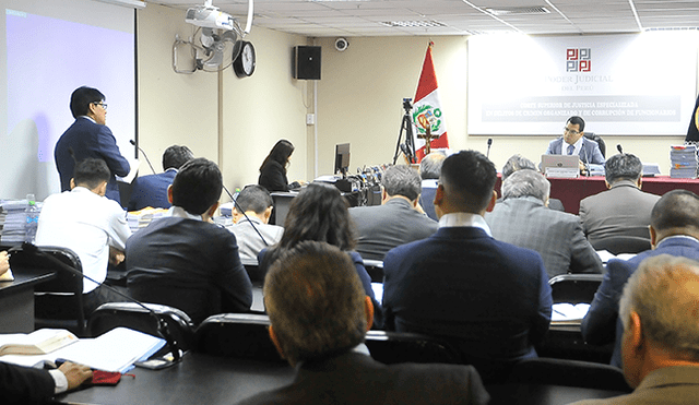 Audiencia. Juez Jorge Chávez Tamariz examina los argumentos de la Fiscalía para disponer la prisión de los árbitros (Foto: Javier Quispe).