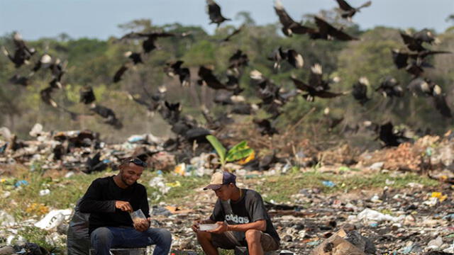 En este basurero hay un pequeño pueblo con aproximadamente 30 venezolanos que viven y sobreviven de la recolección de basura. Foto: EFE