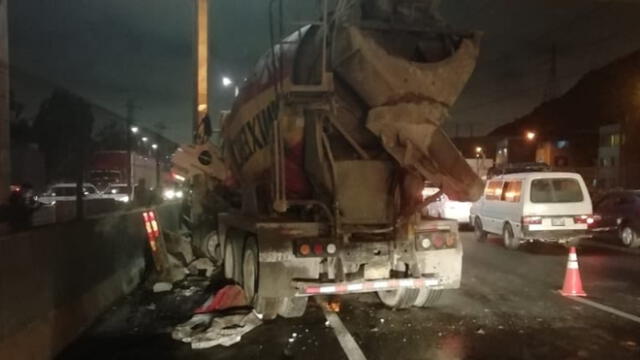 Vía de Evitamiento: camión choca contra puente peatonal y podría colapsar por daños severos