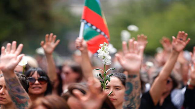 Miles de personas, en su mayoría mujeres, marchan este viernes de forma pacífica por Santiago. Foto: EFE