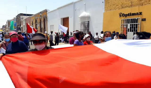 Con banderas, pancartas y megáfonos se inició la protesta. Foto: Manuel Arselles