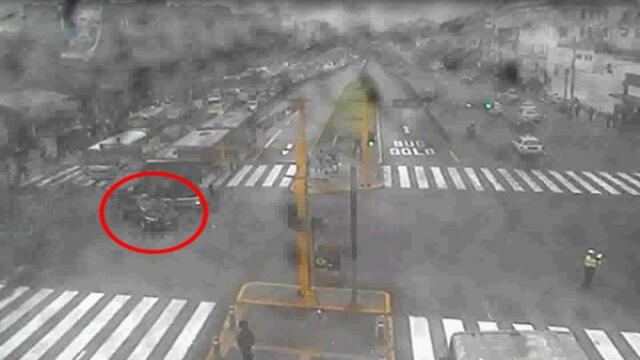 Taxi invade vía del Metropolitano y ocasiona accidente de tránsito