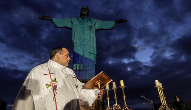 El padre Omar en la ceremonia de este domingo en Brasil. Foto: EFE