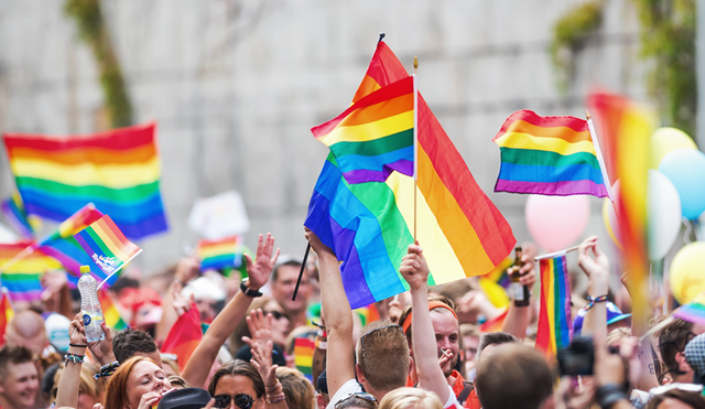 Banderas LGBT en el Festival del Orgullo de Jersey City, Estados Unidos. | Foto: Thomas M. Gibbons