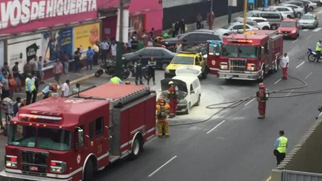 Surco: auto se incendia en plena vía pública 