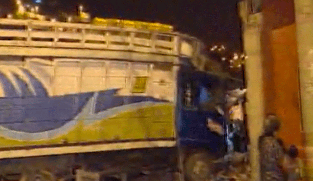 Carabayllo: camión impacta contra vivienda y mata a dos personas [VIDEO]