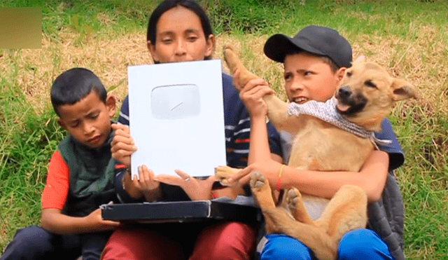 Nubia y sus dos hijos recibieron el botón plateado de YouTube y lo celebraron con un sancocho campesino. Foto: Captura/YouTube