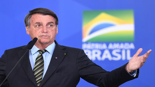 Brazilian President Jair Bolsonaro delivers a speech during the event "Brazil beating COVID-19" at Planalto Palace in Brasilia, on August 24, 2020. - Brazilian President Jair Bolsonaro threatened on Sunday a journalist who questioned him about the first lady's alleged participation in an illegal payment scheme. (Photo by EVARISTO SA / AFP)