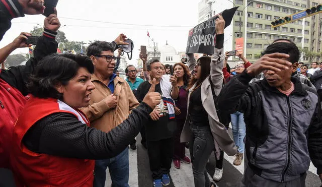 Manifestantes contra Vizcarra se enfrentan con transeúntes [FOTOS]