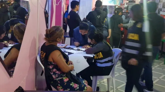 En una cevichería que funcionaba como bar por las noches, se detuvo a una mujer, se intervino a tres presuntas meretrices y se rescató a tres menores de edad. (Foto: PNP)