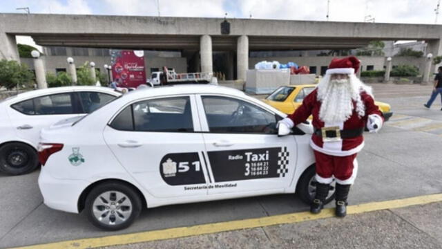 El Santa taxista recorre las calles para llevar regalos a los niños. Foto: difusión