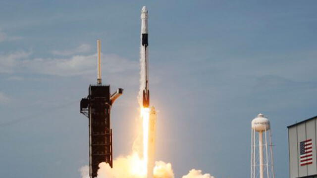 Momento en el que el cohete Falcon 9 despega desde el Centro Espacial Kennedy. Foto: AFP.